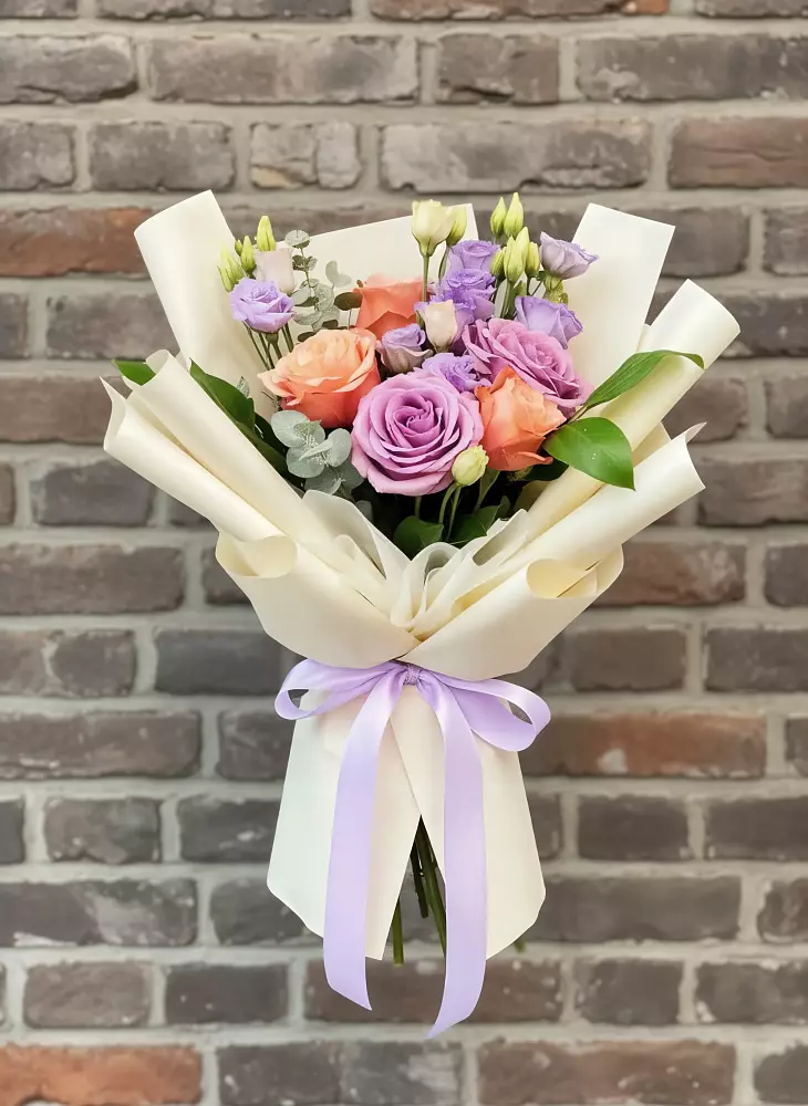 Букет цветов из: Лизиантусы и Розы в Вешки