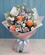 Букет цветов из:  Лизиантусы, Розы, Альстромерии и Гипсофила в Вешки