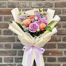 Букет цветов из:  Лизиантусы и Розы в Вешки