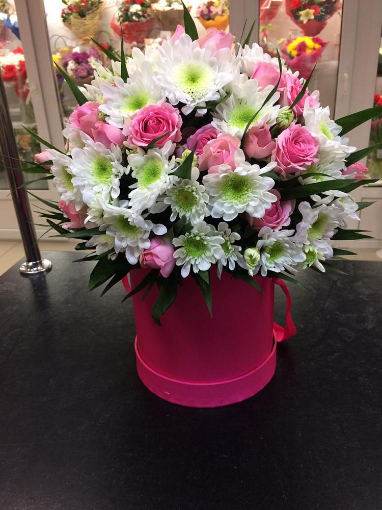 Цветочная композиция из Розы и Хризантемы в шляпной коробке в Вешки