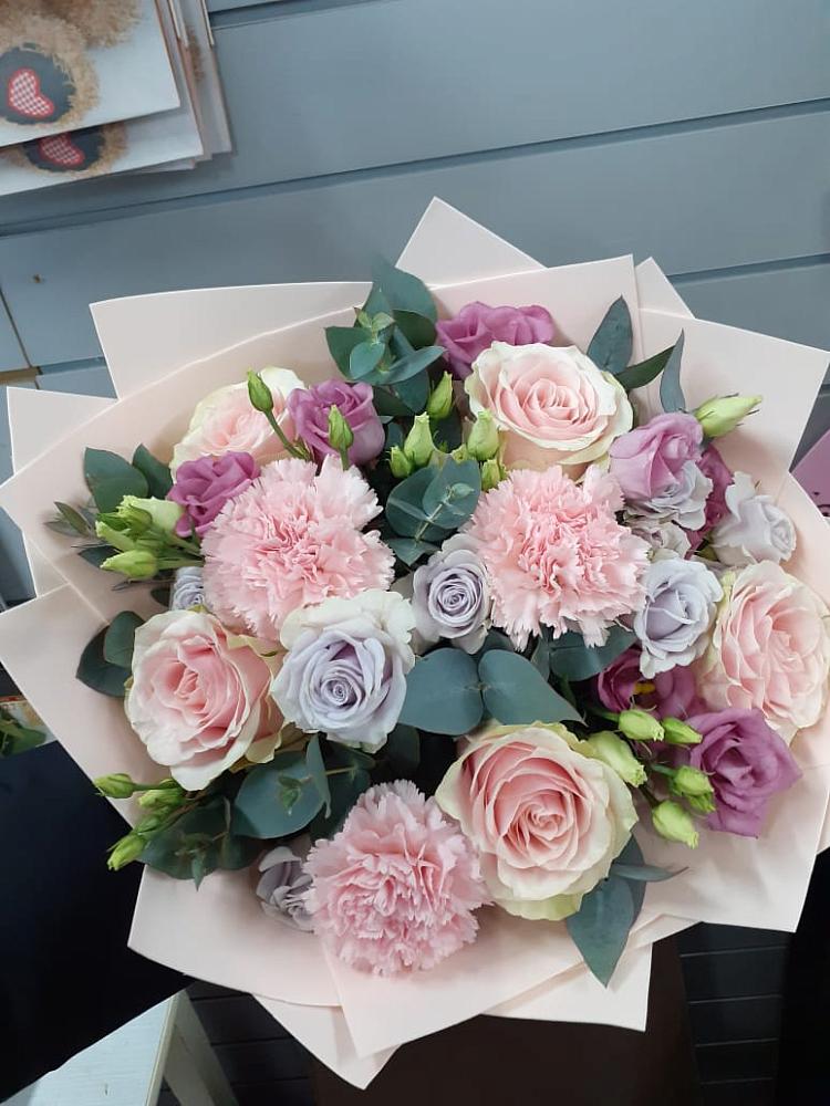 Букет цветов из: Розы, Гвоздики и Лизиантусы в Вешки